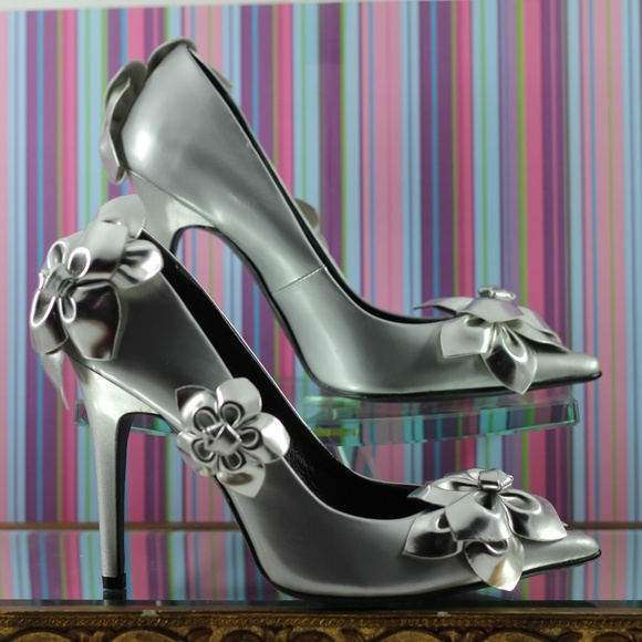 Roger Vivier Silver Leather Pumps - Picture 2 of 16